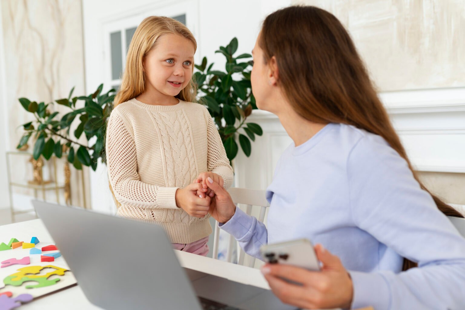 child with therapist talking about behaviors and learning