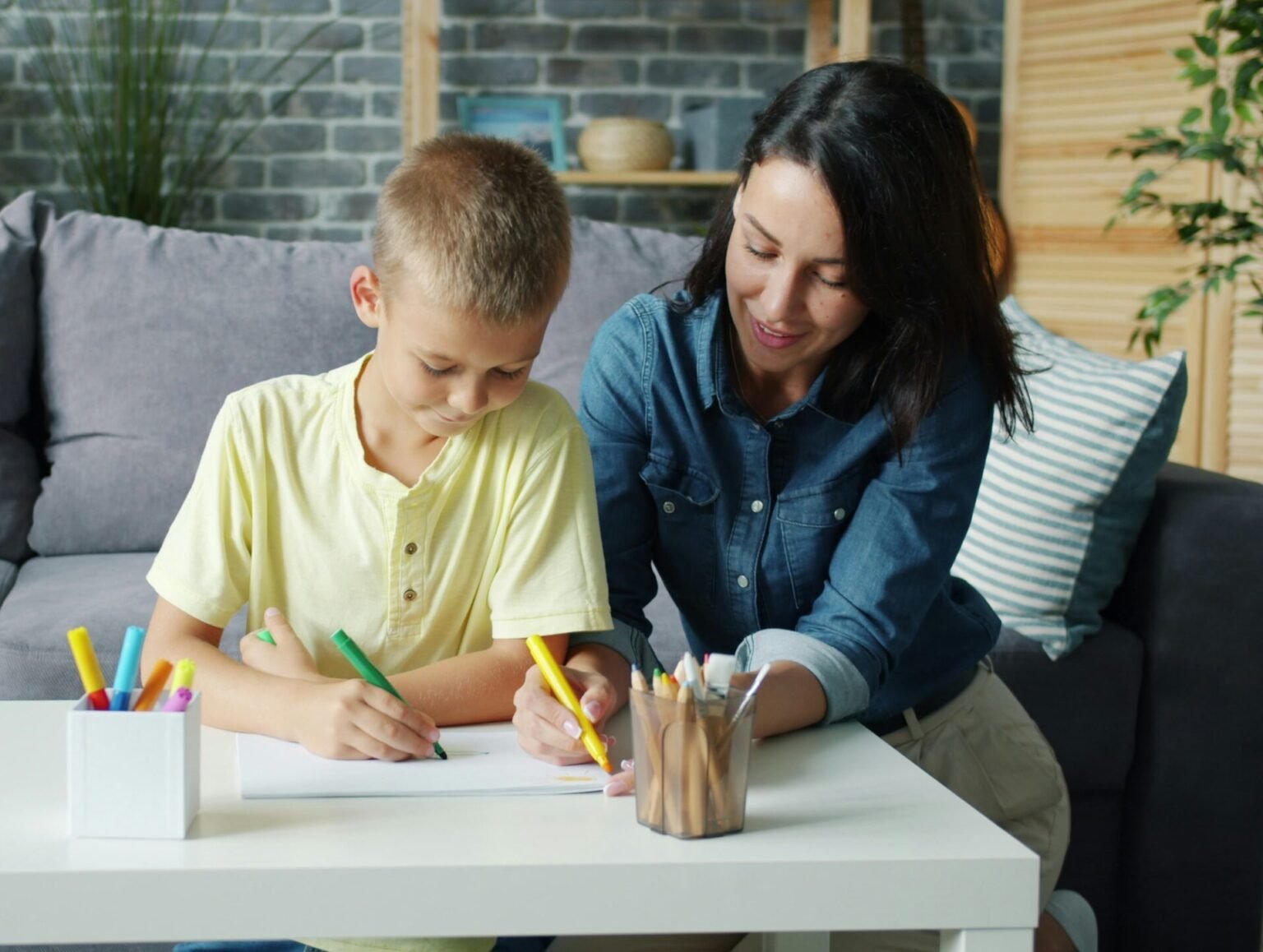 Child with a therapist, drawing with markers together